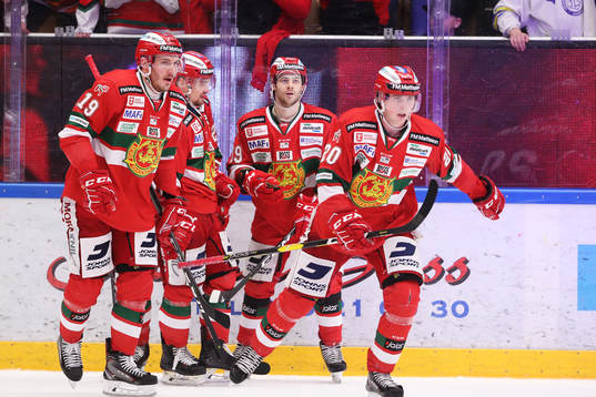 Moras Nils Carnbäck jublar
