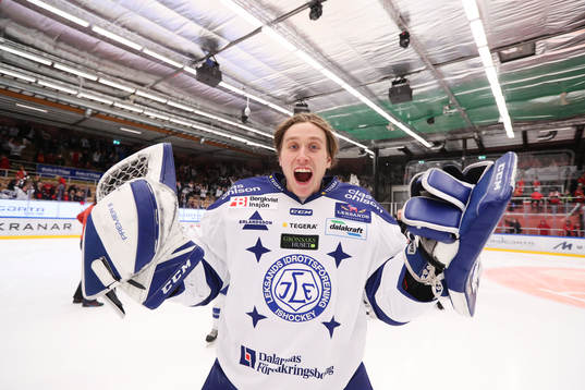 Leksands målvakt Axel Brage jublar