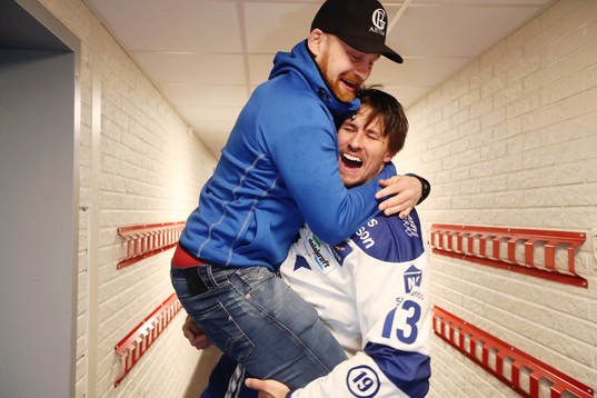 Leksands Mattias Ritola och Jon Knuts jublar