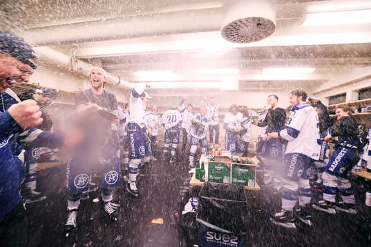 Leksands spelare jublar i omklädningsrummet