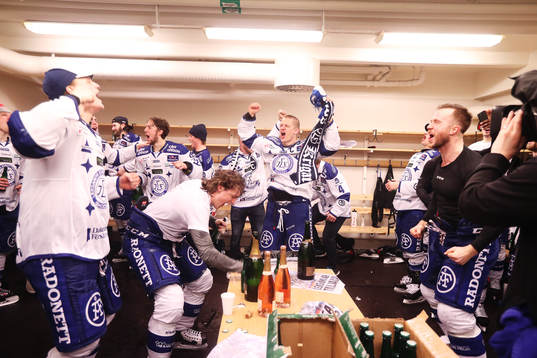 Leksands spelare jublar