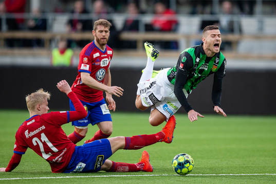 GAIS Nikola Asceric fälls av Östers Filip Örnblom