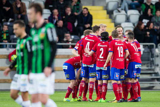 Östers Mattias Pavic jublar med lagkamrater