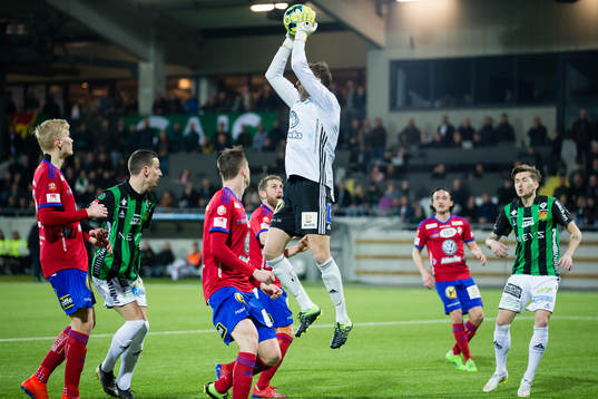 Östers målvakt Robin Malmkvist tar ned ett inlägg