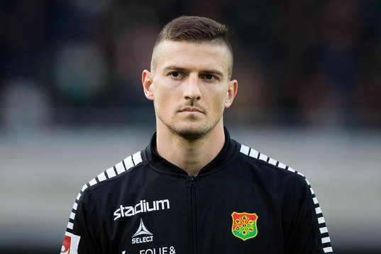 GAIS Nikola Asceric på line upp innan fotbollsmatchen i