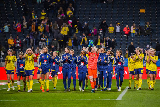 Players of Sweden celebrates