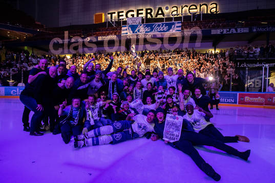 Leksands spelarna firar i Tegera Arena