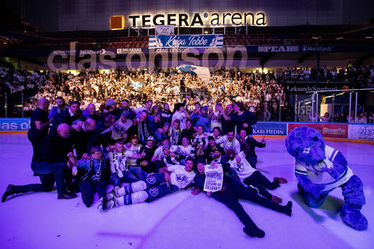 Leksands spelarna firar i Tegera Arena