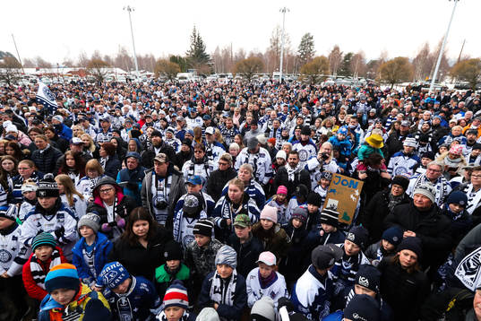 Leksands supportrar firar vid Tegera Arena dagen