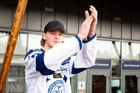 Leksands Calle Själin  firar vid Tegera Arena dagen
