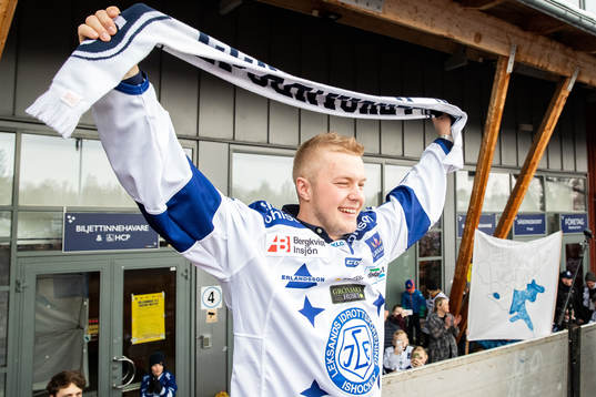 Leksands Axel Bergkvist  firar vid Tegera Arena dagen