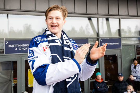 Leksands Lucas Nordsäter  firar vid Tegera Arena dagen