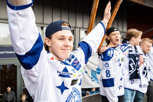 Leksands Marcus Karlberg    firar vid Tegera Arena dagen