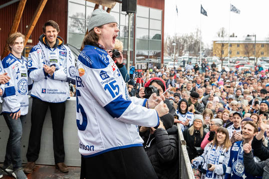 Leksands Johan Porsberger  firar vid Tegera Arena dagen