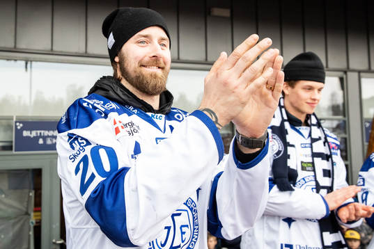 Leksands Mattias Karlsson  firar vid Tegera Arena dagen