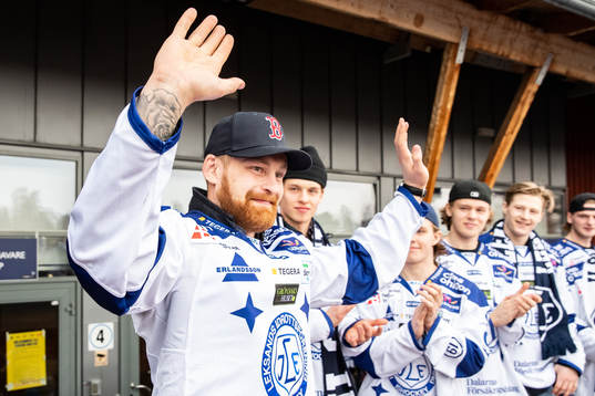 Leksands Mattias Ritola  firar vid Tegera Arena dagen