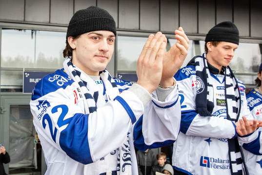 Leksands Erik Aterius  firar vid Tegera Arena dagen