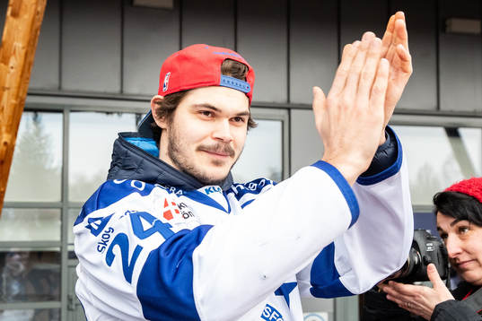 Leksands Thomas Valkvæ Olsen   firar vid Tegera Arena dagen