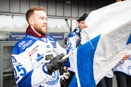 Linus Persson  firar vid Tegera Arena dagen