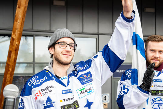 Leksands Kevin Schulze  firar vid Tegera Arena dagen