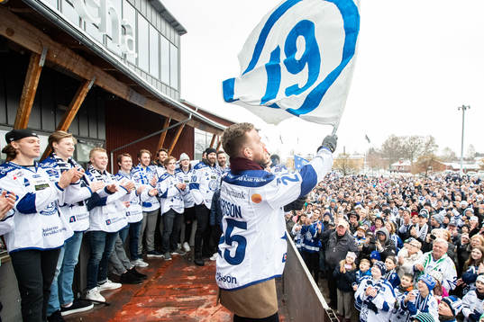 Linus Persson  firar vid Tegera Arena dagen