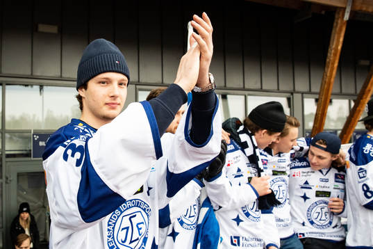 Leksands Victor Rörrqvist firar vid Tegera Arena dagen