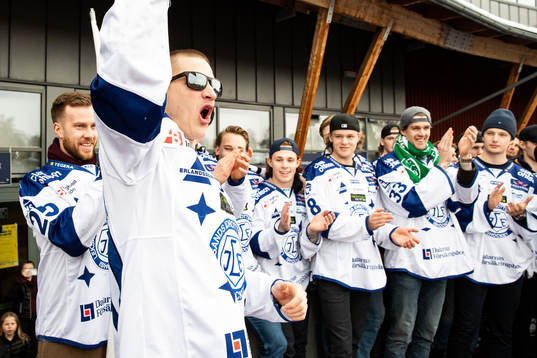 Leksands Martin Karlsson    firar vid Tegera Arena dagen