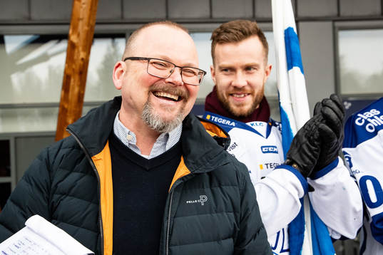 Leksands materialförvaltare Rob Flahiff  firar vid Tegera