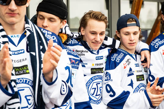 Leksands David Rundqvist och Marcus Karlberg    firar vid