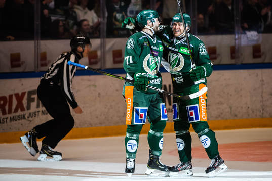 Färjestads Jesse Virtanen och Michael Lindqvist jublar