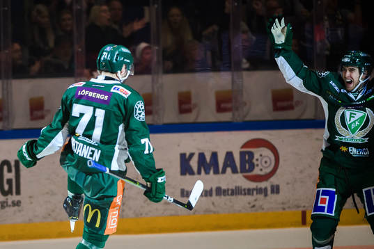 Färjestads Jesse Virtanen och Michael Lindqvist jublar