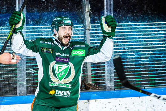 Färjestads Jesse Virtanen jublar