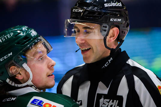 Färjestads Oskar Steen i samtal med Domare Linus Öhlund