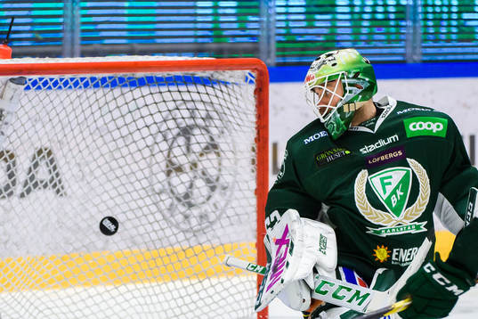 Färjestads målvakt Markus Svensson ser på när