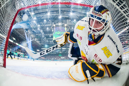 Djurgårdens målvakt Adam Reideborn deppar