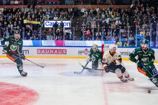 Färjestads Johan Ryno och målvakt Markus Svensson,
