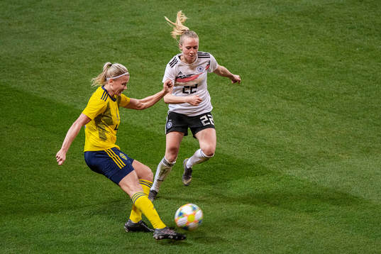 Hanna Glas of Sweden and Turid Knaak of Germany