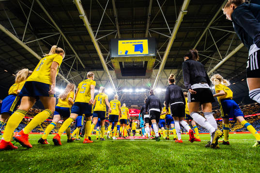 The players enters the pitch