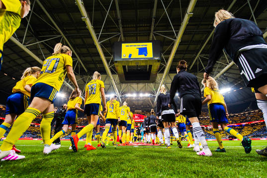 The players enters the pitch