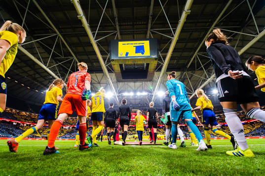 The players enters the pitch