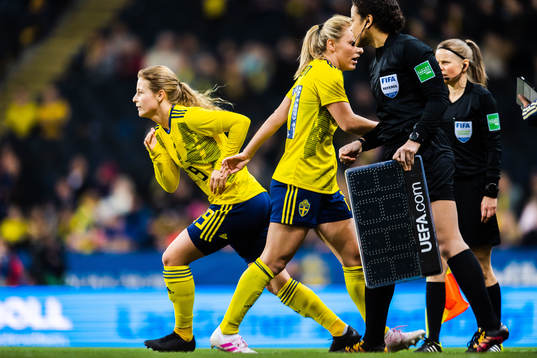 Mimmi Larsson changes with Anna Anvegård of Sweden