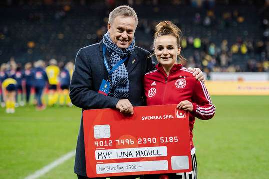 Lina Magull of Germany receives "Most Valuable Player" from
