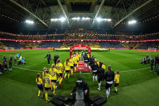 The players of Sweden and Germany enter the field