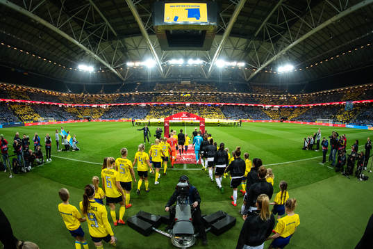 The players of Sweden and Germany enter the field