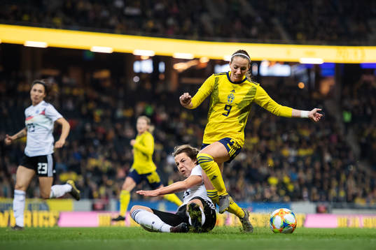 Sara Däbritz of Germany tackles Kosovare Asllani of Sweden