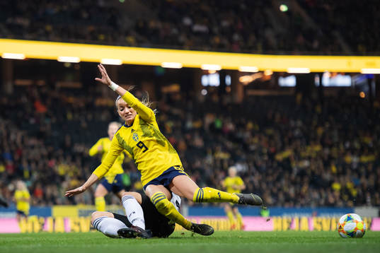 Sara Däbritz of Germany tackles Kosovare Asllani of Sweden