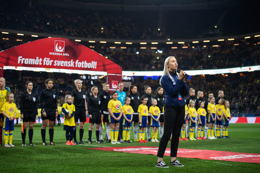Amanda Övferstedt sings the national anthem