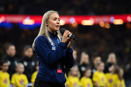 Amanda Övferstedt sings the national anthem