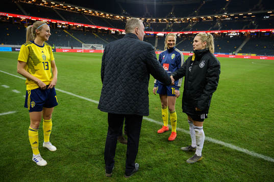 Amanda Ilestedt of Sweden sees Karl Erik Nilsson, president