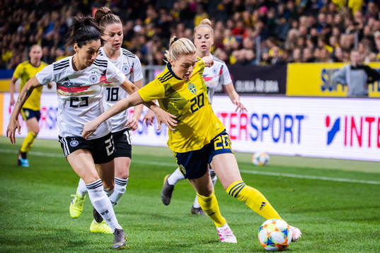 Sara Doorsoun of Germany and Mimmi Larsson of Sweden